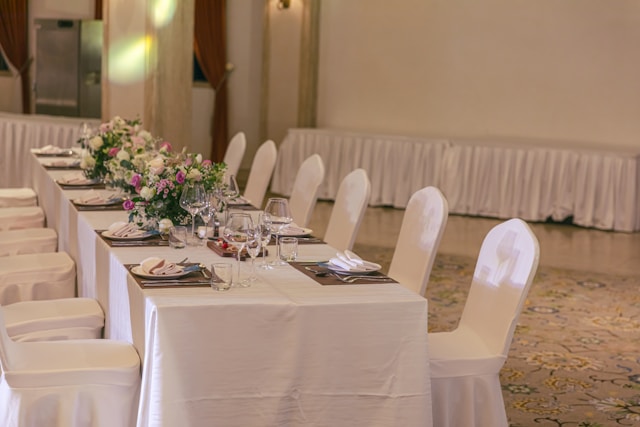 Jak hotel dba o wyjątkowe dekoracje sali weselnej?