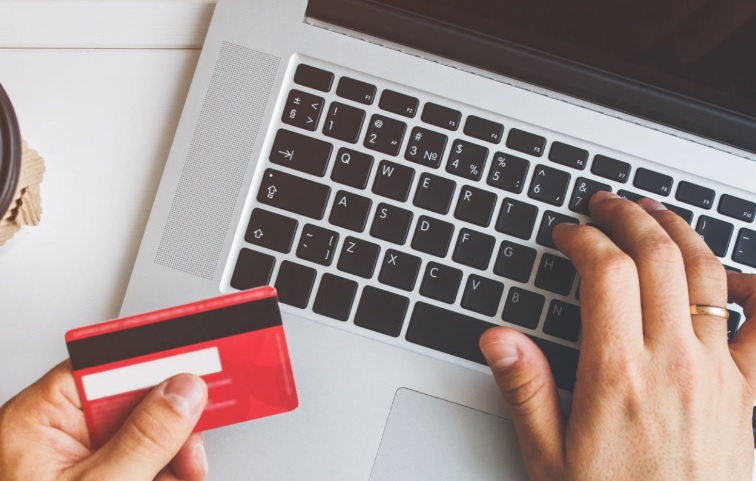 Czy próbki materiałów wysyłane przez sklepy ułatwiają wybór odpowiednich mebli online?