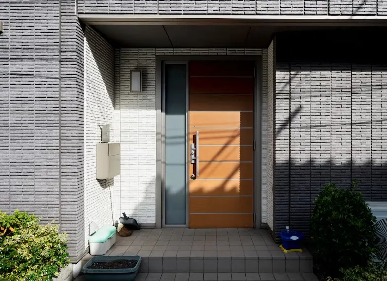 Czym różnią się drzwi pasywne od standardowych drzwi zewnętrznych?